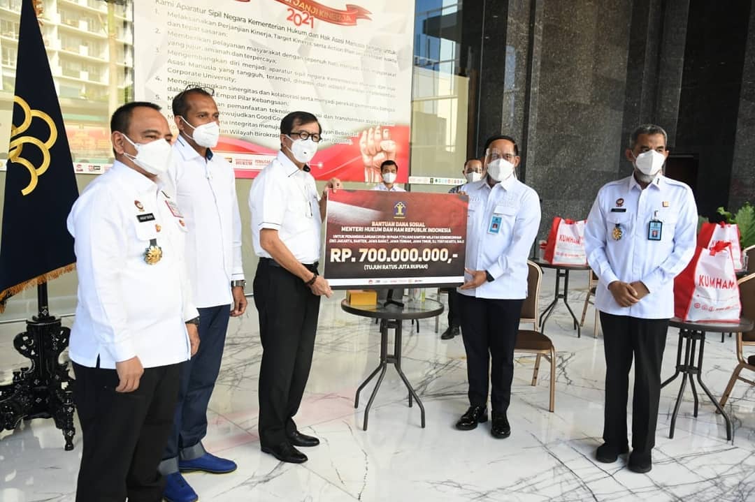 BAKTI KEMENKUMHAM TERHADAP MASYARAKAT TERDAMPAK COVID-19
