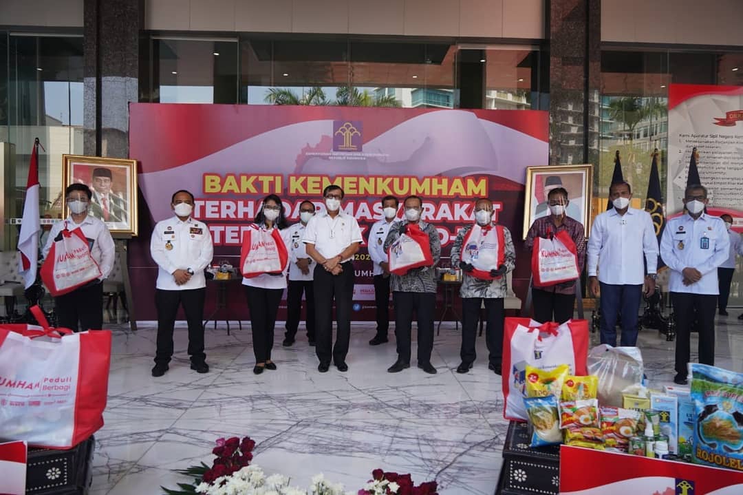 BAKTI KEMENKUMHAM TERHADAP MASYARAKAT TERDAMPAK COVID-19